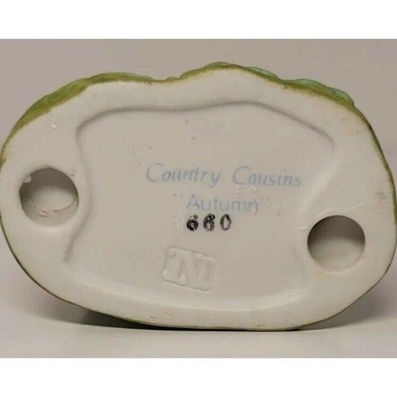 ''Autumn" Country Cousins Figurine #066 (N) Girl With Apples And Squirrels - Picture 7 of 9